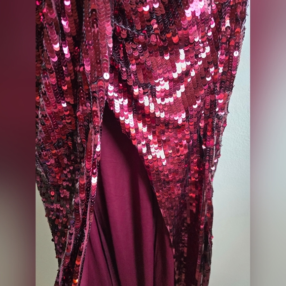 NWT Mac Duggal, One-Shoulder Sequin Column Gown, Burgundy, Size 4 -$598 - Picture 10 of 15